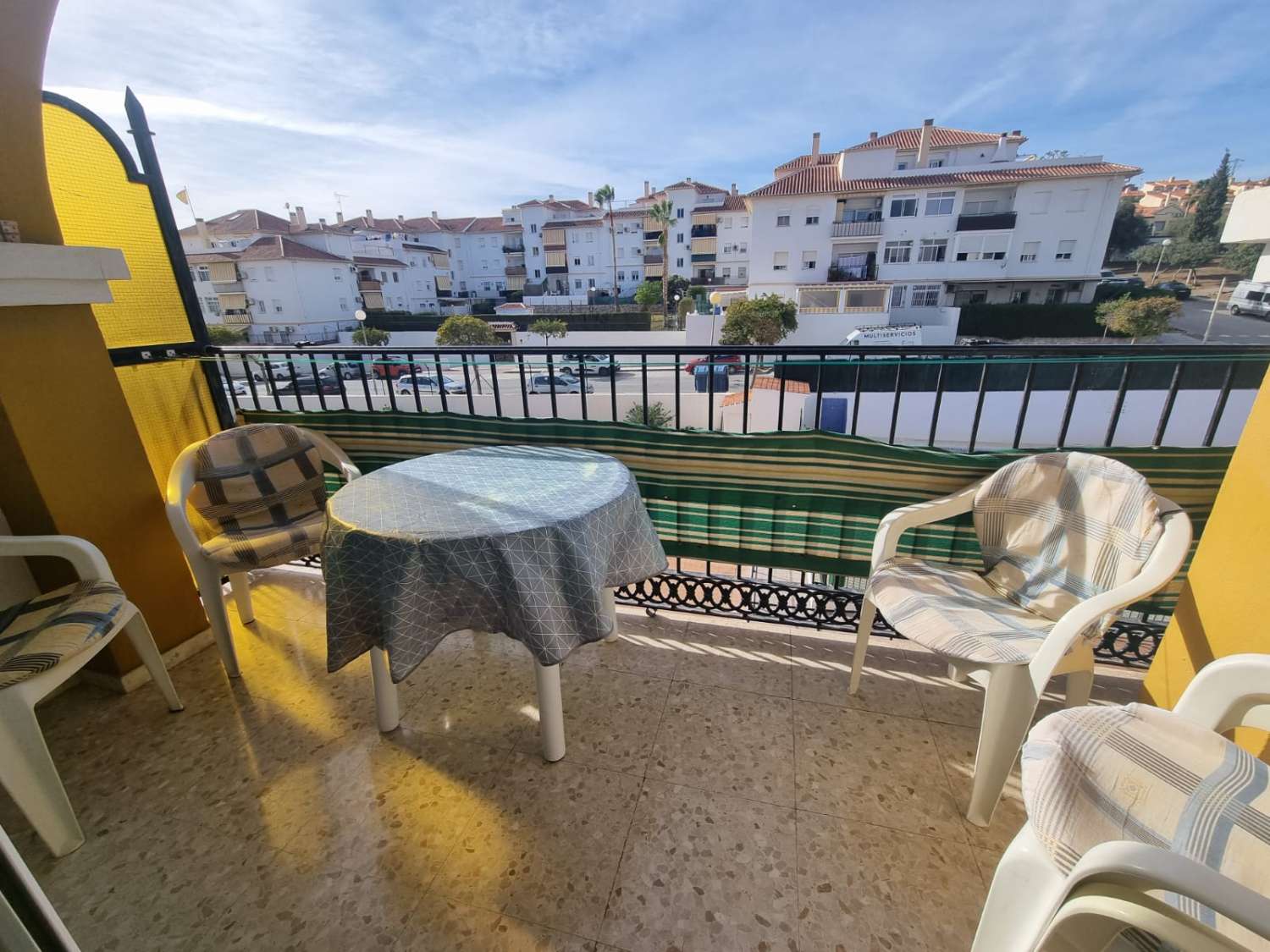 2 VÆRELSES LEJLIGHED MED TERRASSE; POOL OG GARAGE - TORRE DEL MAR