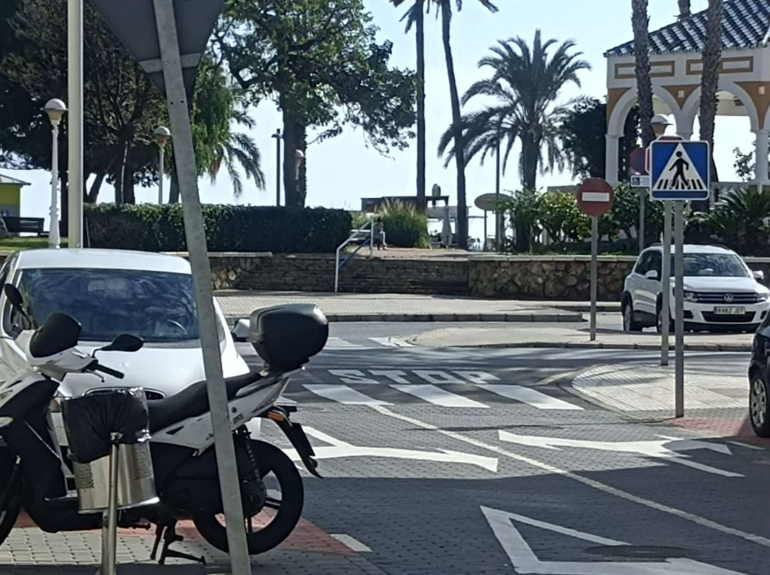 Suuri pohjakerroksen huoneisto Torre del Marin kävelykadulla